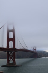 Fototapeta premium Golden Gate Bridge on a foggy evening