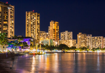 ハワイ　ワイキキビーチ　夜景