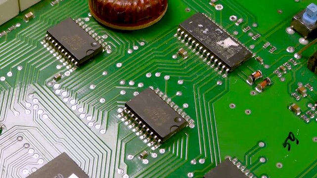 Electronic printed circuit board with microcircuits, transistors and SMD components