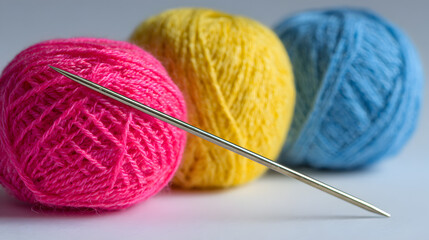 tres coloridas madejas de hilo para tejer o coser con una aguja para dise&ntilde;o artistico creativo carretes de hilo