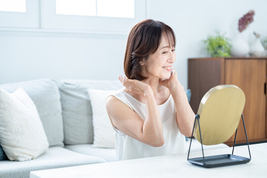 髪の毛に触れる女性