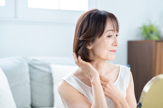 髪の毛を触る女性