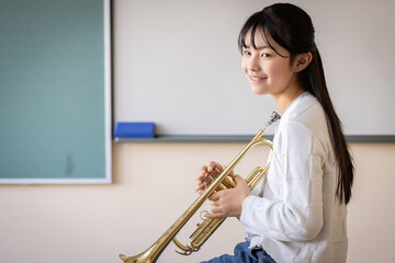 トランペットを吹く小学生 © 健二 中村