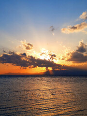 神々しい光の筋 琵琶湖の水平線に沈む夕日と薄明光線が作り出す神秘的な風景