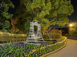 ライドアップされたベンチ