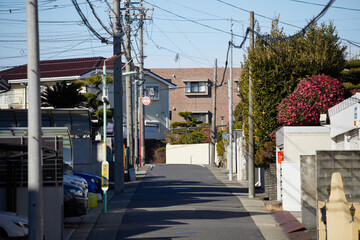 冬の朝の静かな日本の都市の住宅地の風景
