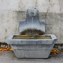  Fontaine murale traditionnelle en pierre