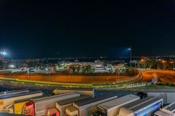 名神高速道路の下り路線の夜の大津サービスエリアから見える上り路線のサービスエリアと大津市内の夜景