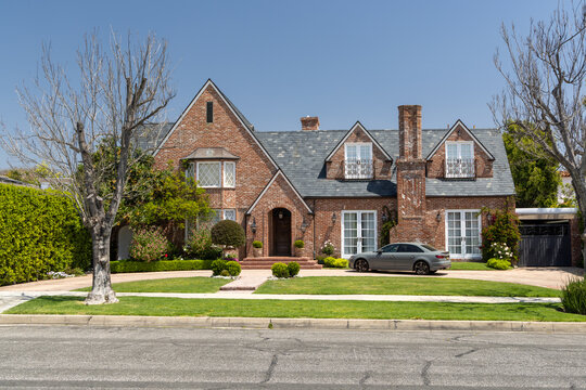 Suburban street with houses in the Los Angeles area