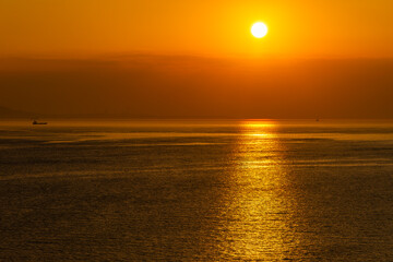 朝の太陽と海に延びる光の道20220225