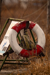 岸壁片隅の救命浮環20230202 © Kouzi.Uozumi