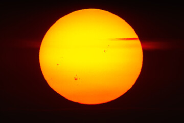 大フレア発生前日の空に昇った朝の太陽20260118