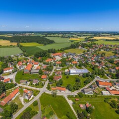 Obraz premium Die ländliche Gemeinde Mittelstetten im westlichen Oberbayern aus der Vogelperspektive
