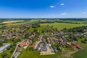 Obraz premium Sommerlicher Ausblick auf Mittelstetten im Kreis Fürstenfeldbruck in der Metropolregion München