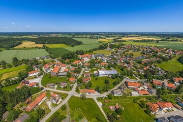 Obraz premium Die ländliche Gemeinde Mittelstetten im westlichen Oberbayern aus der Vogelperspektive