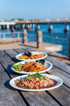 Platillos de mariscos con el mar de fondo