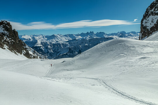 Randonn&eacute;e raquettes en hiver , combe des Roches ,cha&icirc;ne de Belledonne , Saint Colomban des villards , Savoie,Alpes , France