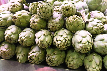 Obraz premium Fresh Artichokes Displayed at Spanish Market 