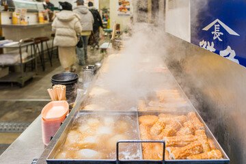 日本の人気の市場のおでんのお店
