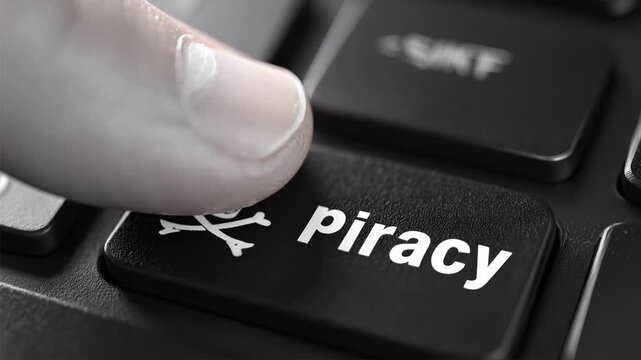 Tecla de teclado con s&iacute;mbolo de pirater&iacute;a siendo presionada en primer plano