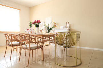 Naklejka premium Beautiful table setting with flowers and candles for wedding celebration in room