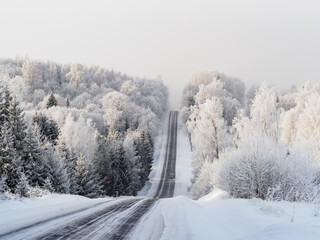 Obraz premium Car driving on snowy road