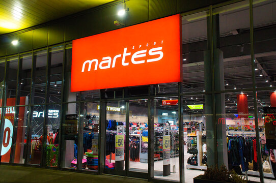 Witryna sklepu Martes Sport w nocy, nowoczesna galeria handlowa z ofertą odzieży sportowej i wyprzedażami: Legnica, Dolny Śląsk, Polska - 8 grudnia 2025 