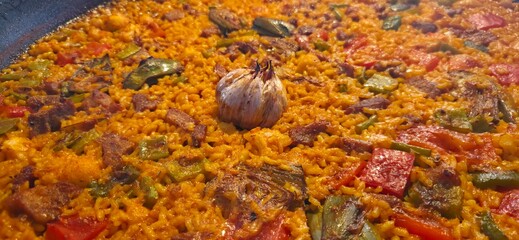 Arroz con magro y verduras , pimiento , jud&iacute;as , alcachofa ,  , ajos , enfoque primer plano ,  arroces de Alicante,  Valencia , Espa&ntilde;a