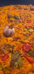 Arroz con magro y verduras , pimiento , jud&iacute;as , alcachofa ,  , ajos , enfoque primer plano ,  arroces de Alicante,  Valencia , Espa&ntilde;a