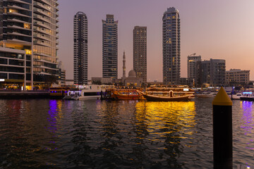 Obraz premium Night view of the city. Black and blue sky, lighting, and city streets. On the streets of the Emirates, in a public space.