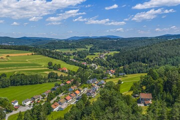 Obraz premium Idyllische Mittelgebirgslandschaft im Bayerischen Wald rund um Altrandsberg bei Miltach im Kreis Cham