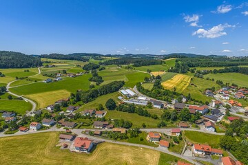 Obraz premium Die ländliche Ortschaft Altrandsberg im Naturpark Oberer Bayerischer Wald im Luftbild