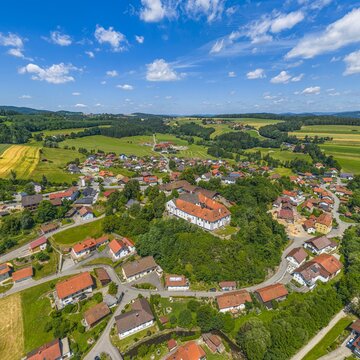Idyllische Mittelgebirgslandschaft im Bayerischen Wald rund um Altrandsberg bei Miltach im Kreis Cham
