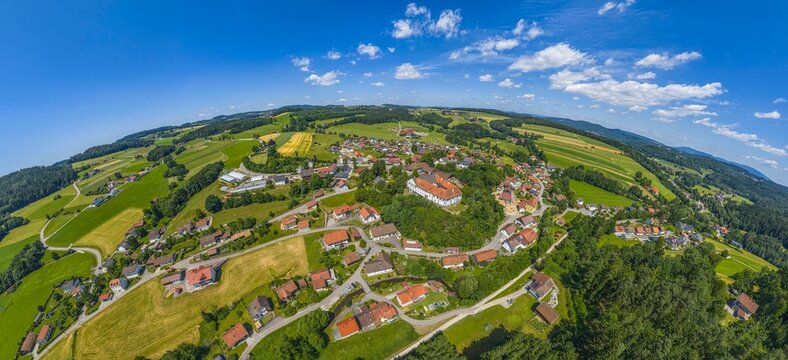 Die l&auml;ndliche Ortschaft Altrandsberg im Naturpark Oberer Bayerischer Wald im Luftbild