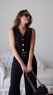Mulher de neg&oacute;cios usando bolsa e roupas da moda 