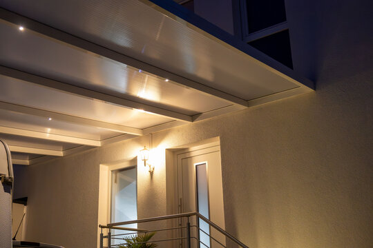 Moderne Eingangs&uuml;berdachung mit integrierter LED-Beleuchtung f&uuml;r einen einladenden Hauseingang