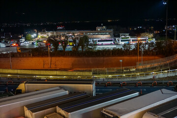 名神高速道路の下り路線の夜の大津サービスエリアから見える上り路線のサービスエリアと大津市内の夜景