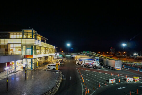 名神高速道路の下り路線の夜の夜景の大津サービスエリア