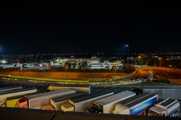 名神高速道路の下り路線の夜の大津サービスエリアから見える上り路線のサービスエリアと大津市内の夜景