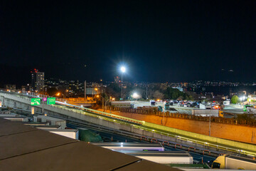 名神高速道路の下り路線の夜の大津サービスエリアから見える上り路線のサービスエリアと大津市内の夜景
