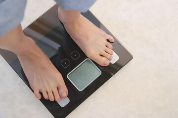 体重計に乗る足元　ダイエットイメージ