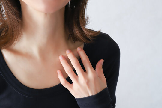 デコルテ　鎖骨