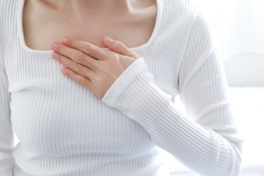 胸を押さえる女性　不安