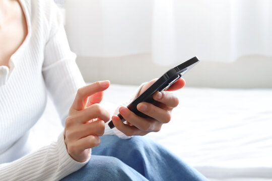 スマートフォンを操作する女性