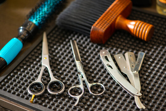 Equipamentos de barbeiro, tais como tesouras, navalhas e escovas
