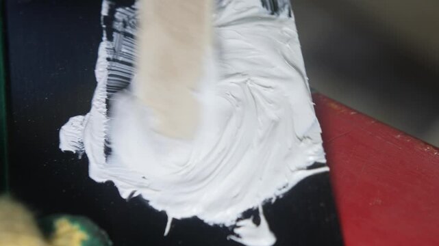 Mixing polyester filler with catalyst close up