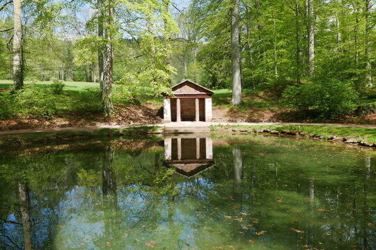 Badeteich mit Tempel im Schlosspark Kochberg in Gro&szlig;kochberg