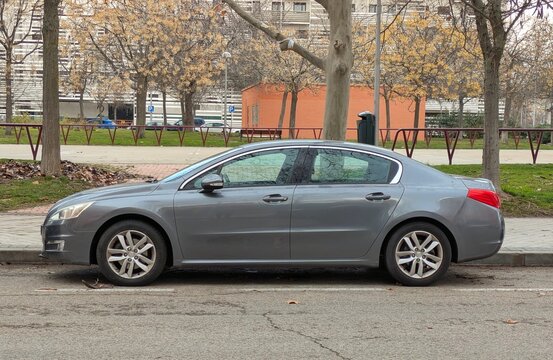 Vista lateral de un autom&oacute;vil Peugeot 508 aparcado en una calle de Madrid, Espa&ntilde;a, 13 de enero de 2026