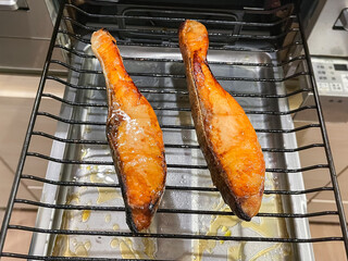 和食の焼き魚。キッチンの魚焼きグリルで焼いた新鮮な鮭。