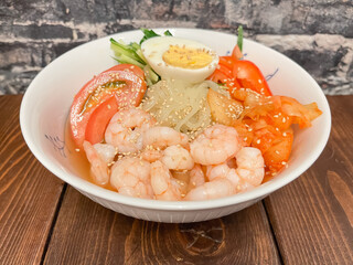 トマトとゆで卵と海老をトッピングした冷麺。